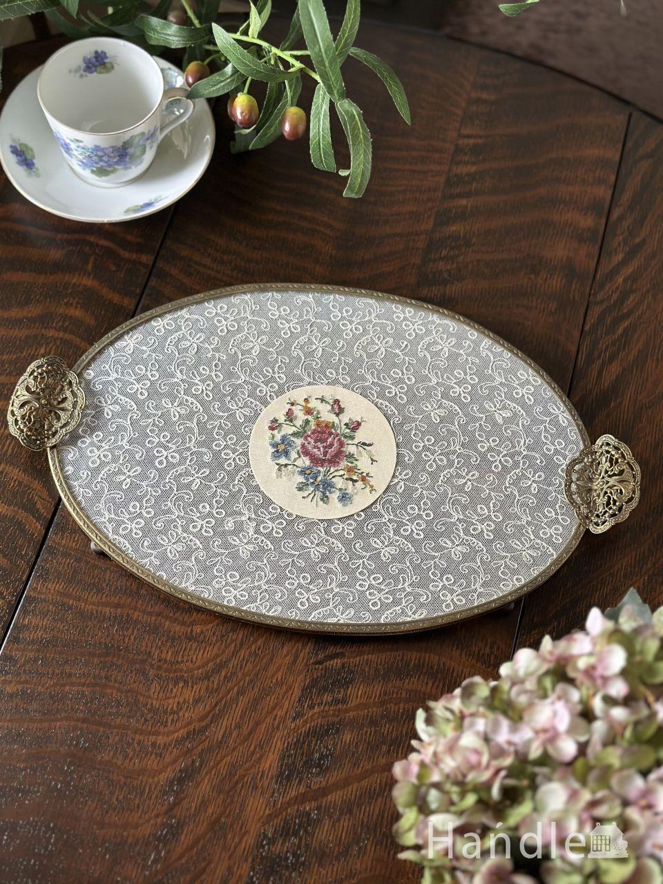 フランスから届いたアンティークのトレイ、プチポワンの刺繍が美しい真鍮のドレッシングトレイ (m-9576-z)