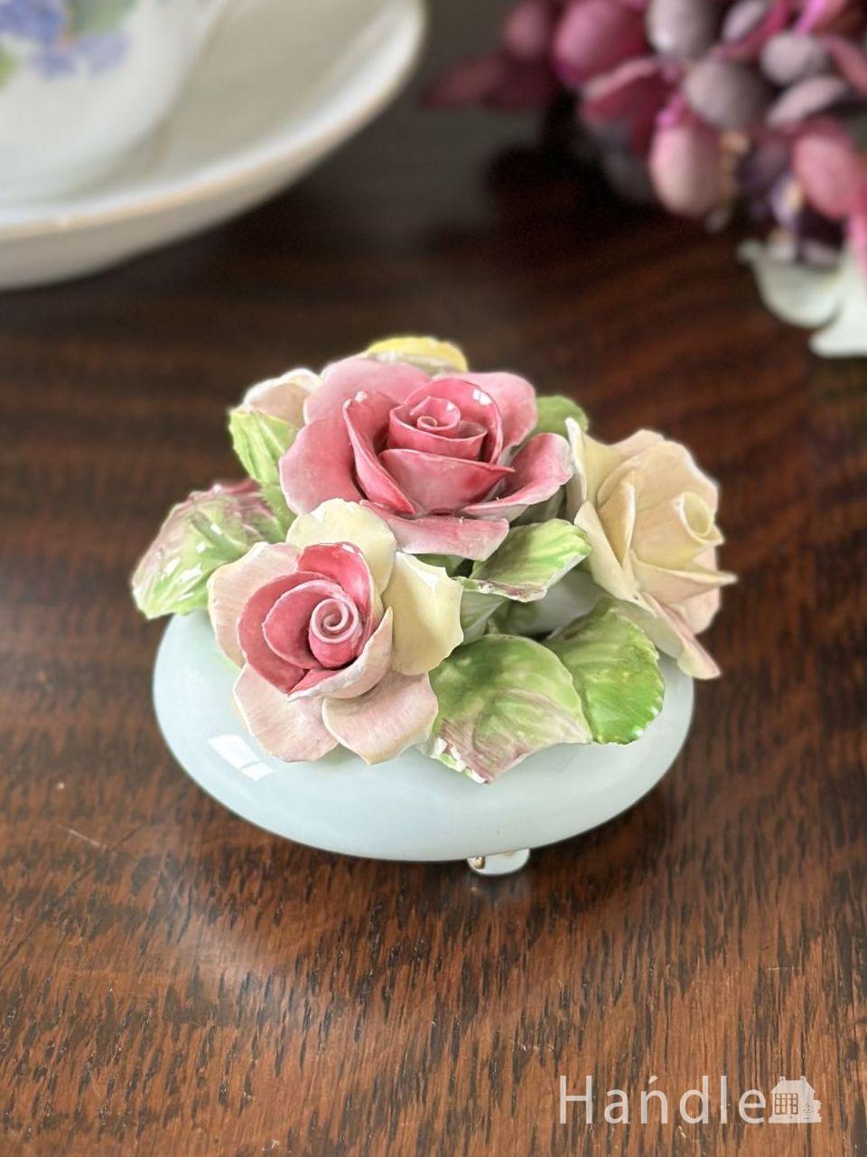 パステルカラーのバラの花が美しい、女性らしい雰囲気漂う英国アンティークの陶花