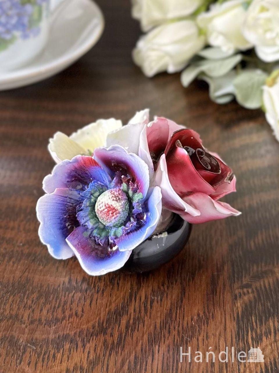 赤い薔薇とブルーとイエローのアネモネの陶花、3種類の可愛いお花のアンティーク陶磁器の花