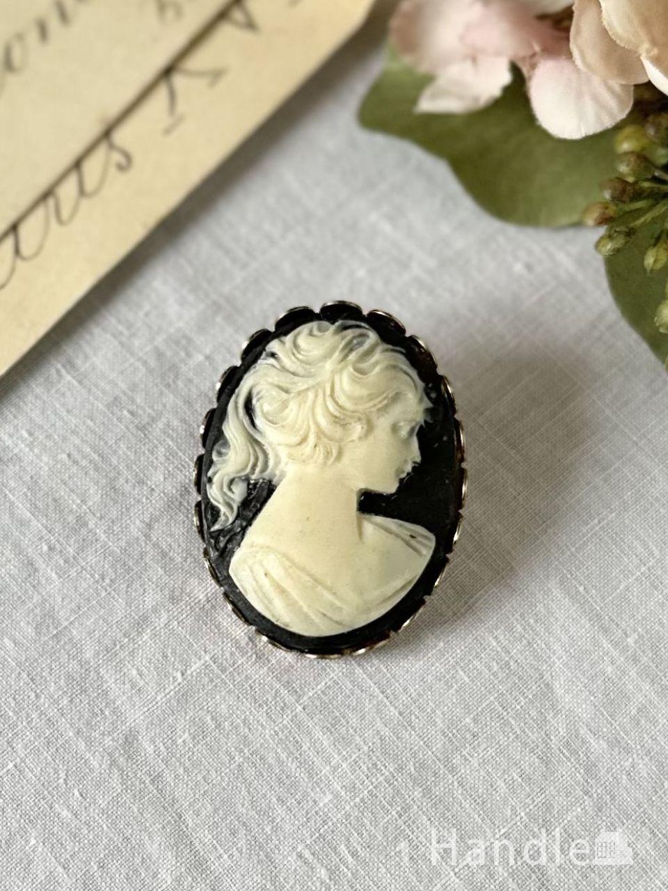 深いブルー色に美しい女性が浮かび上がるカメオ、イギリスから届いたアンティークのブローチ