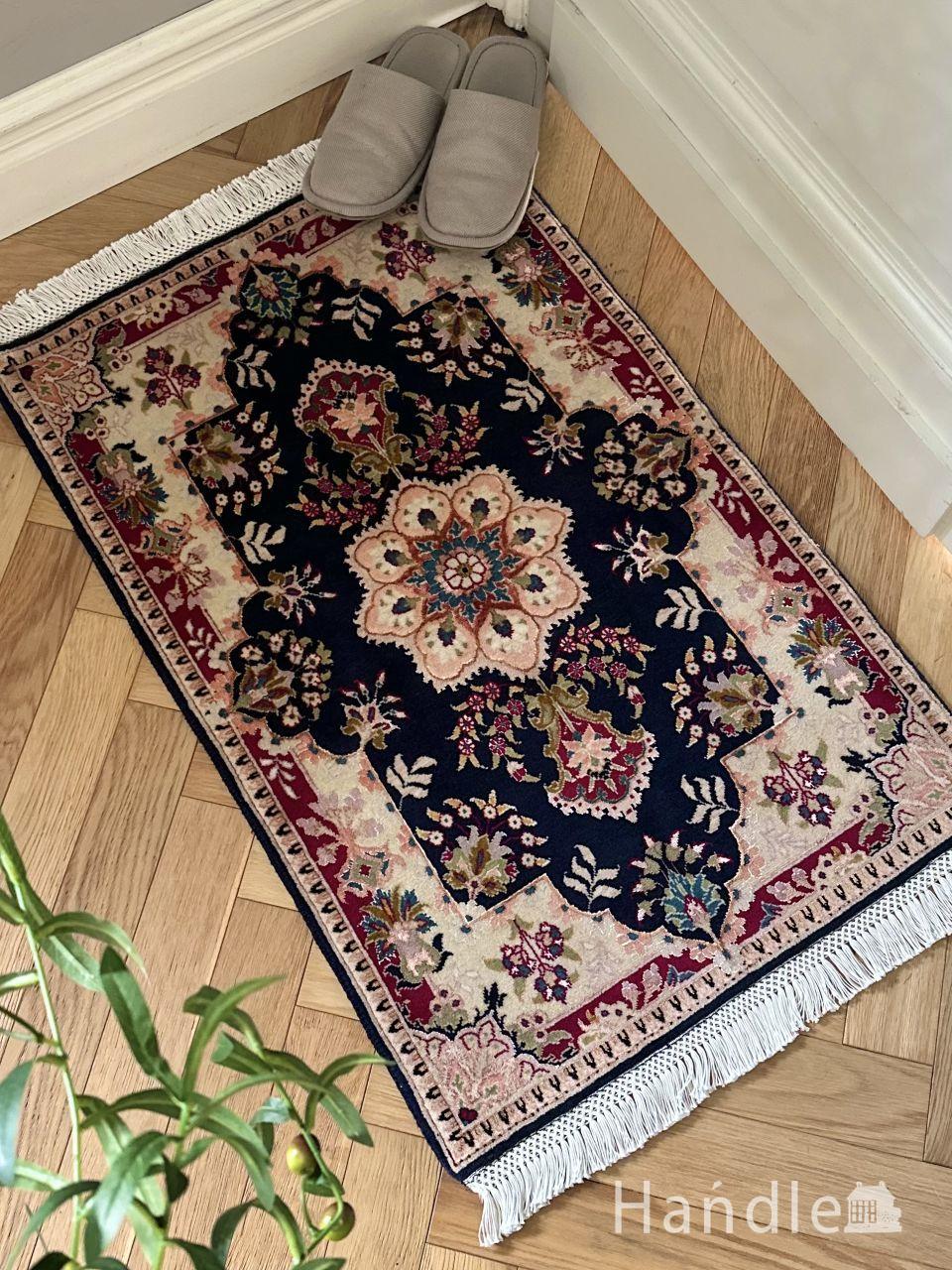 色使いが美しいビンテージのペルシャ絨毯、フラワーデザインが可愛いタブリーズのラグ