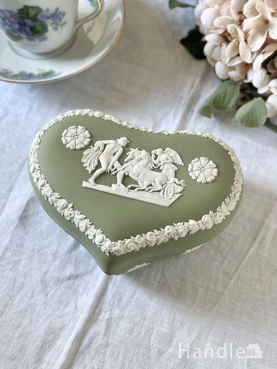 ウェッジウッドのアンティークジャスパーウェア、ハート型のセージグリーン色の小物入れ
