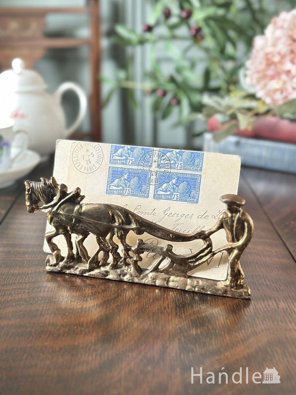 英国アンティークのおしゃれなインテリア雑貨、馬耕のモチーフのレターラック (m-9766-z)