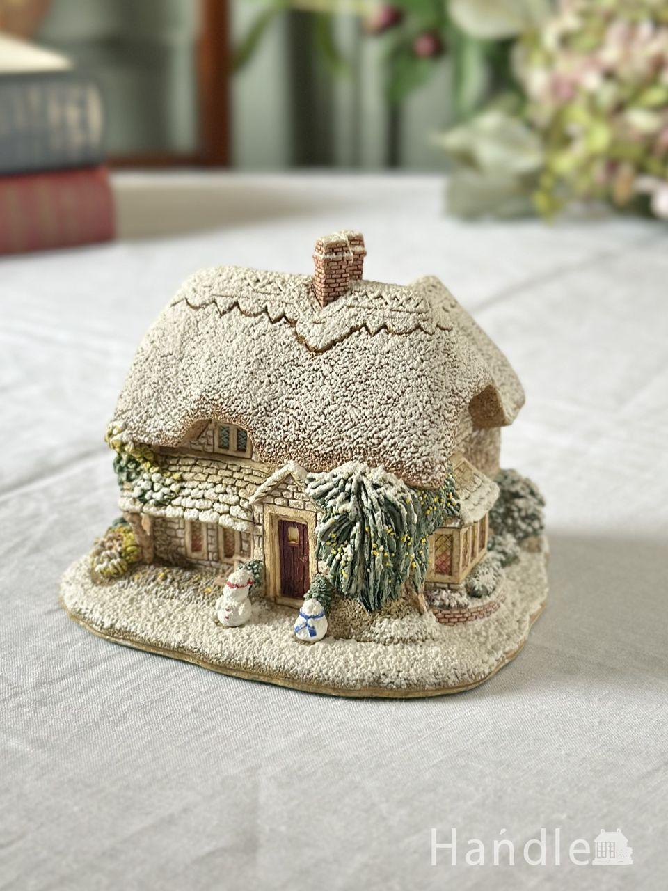 玄関脇の雪だるまが可愛いミニチュアハウス、1994年のリリパットレーン（Lilliput Lane）