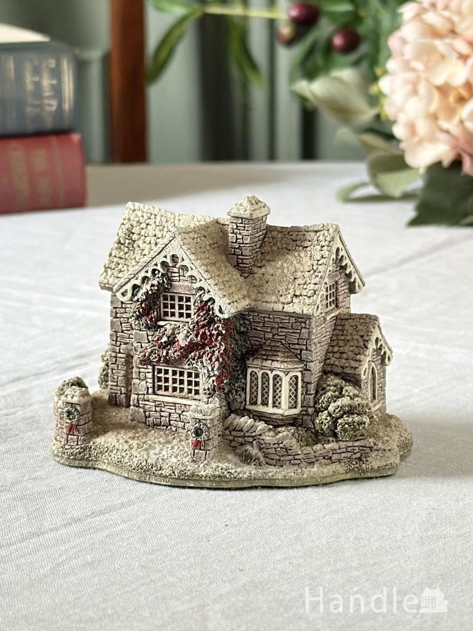 クリスマス仕様の可愛いLilliput Lane（リリパットレーン）、リースが飾られたミニチュアハウス