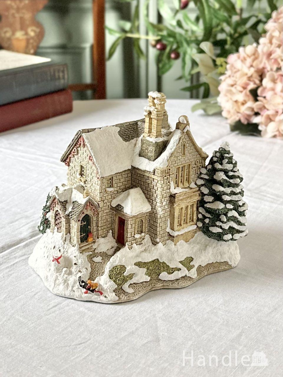 雪が降るクリスマスの日のリリパットレーン、1991年の英国のミニチュアハウスLilliput Lane