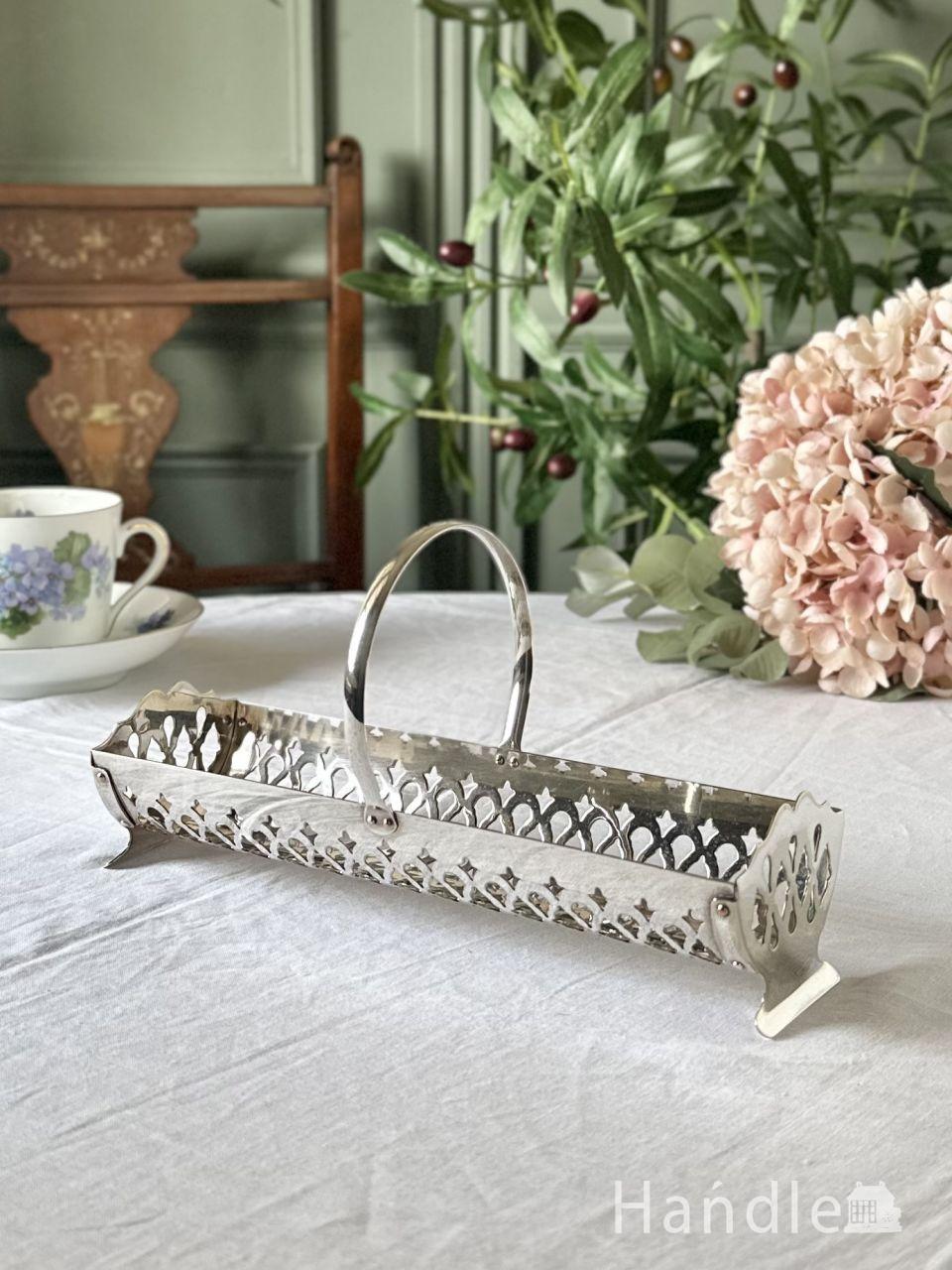 イギリスから届いたアンティークのおしゃれな器、シルバープレートのビスケットトレイ