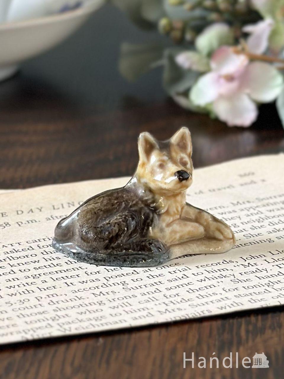 イギリスで見つけたWADE社のビンテージ陶器、Whimsiesシリーズのアルザス犬のフィギア（ Alsatian Dog）