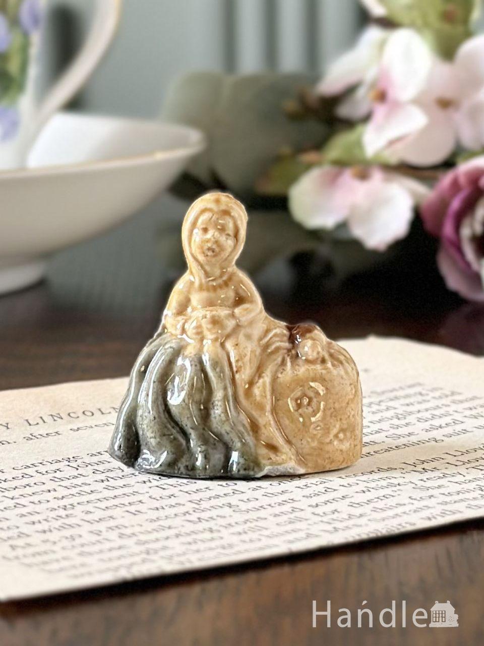 英国WADE社のWhimsiesシリーズのフィギア、マザーグースをモチーフにしたLittle Miss Muffet