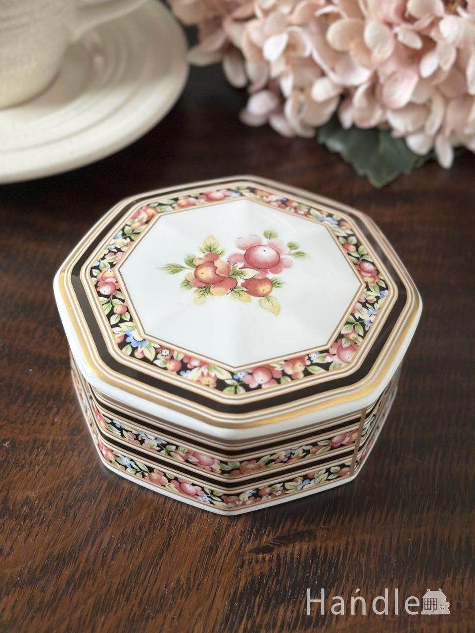 八角形の形がおしゃれなウェッジウッド（WEDGWOOD）の器、Clio（クリオ）フルリムボーダーのトリンケットボックス