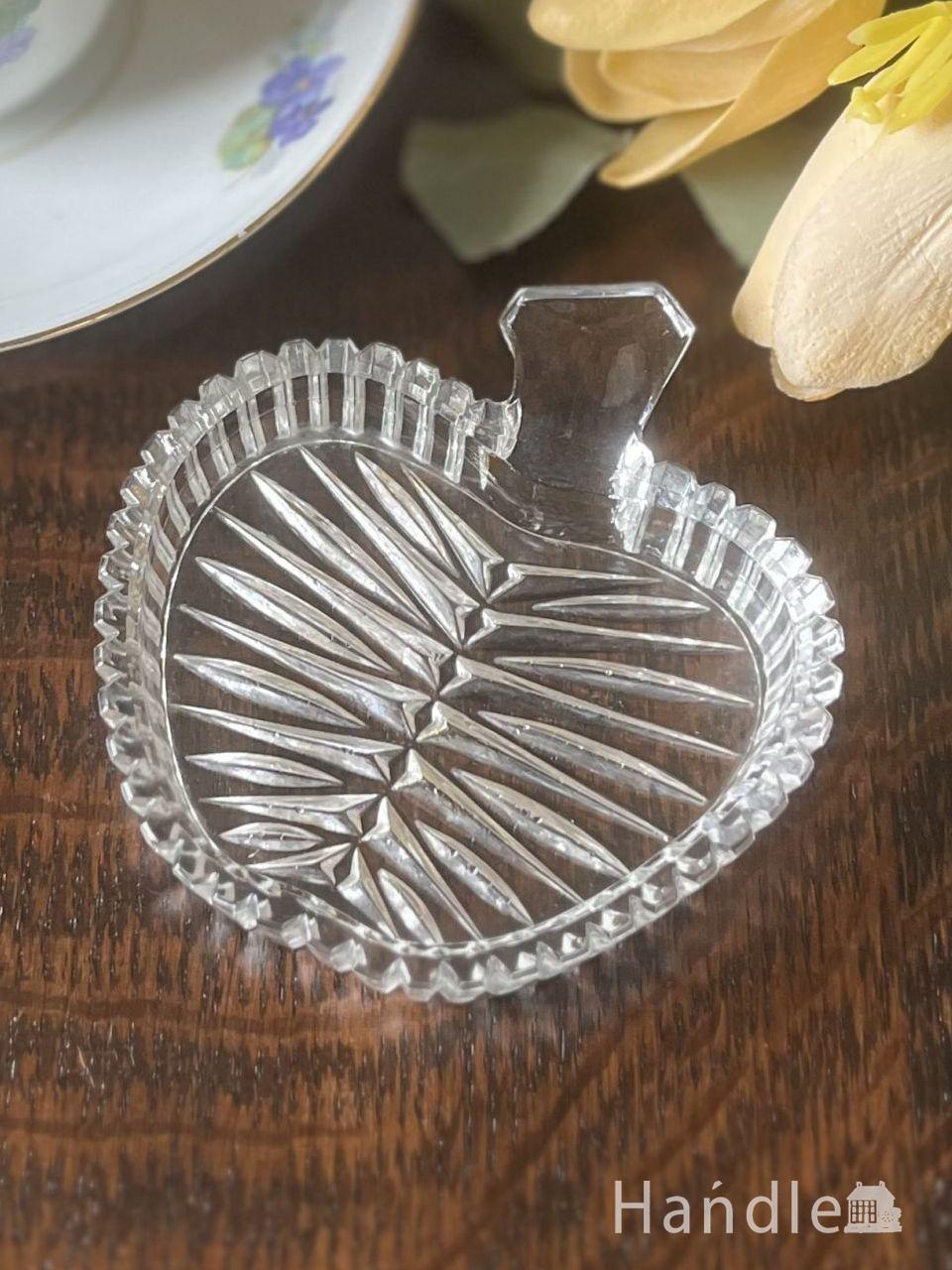 りんごの形をしたアンティークガラスの器、プレスドグラスのアクセサリートレイ