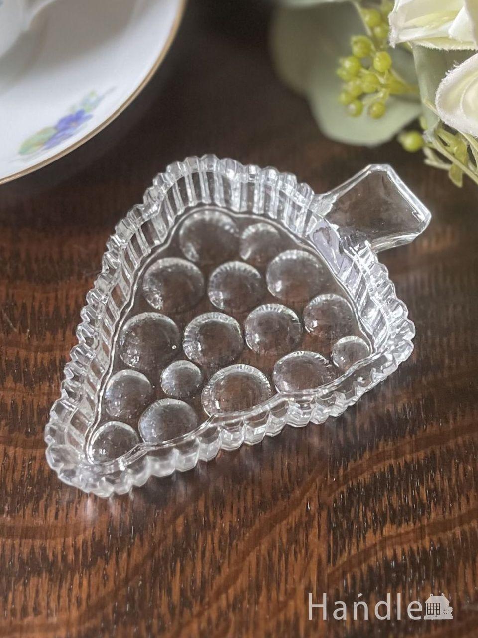 ぶどうの形が可愛い小さなガラスのトレイ、アンティークのプレスドグラス