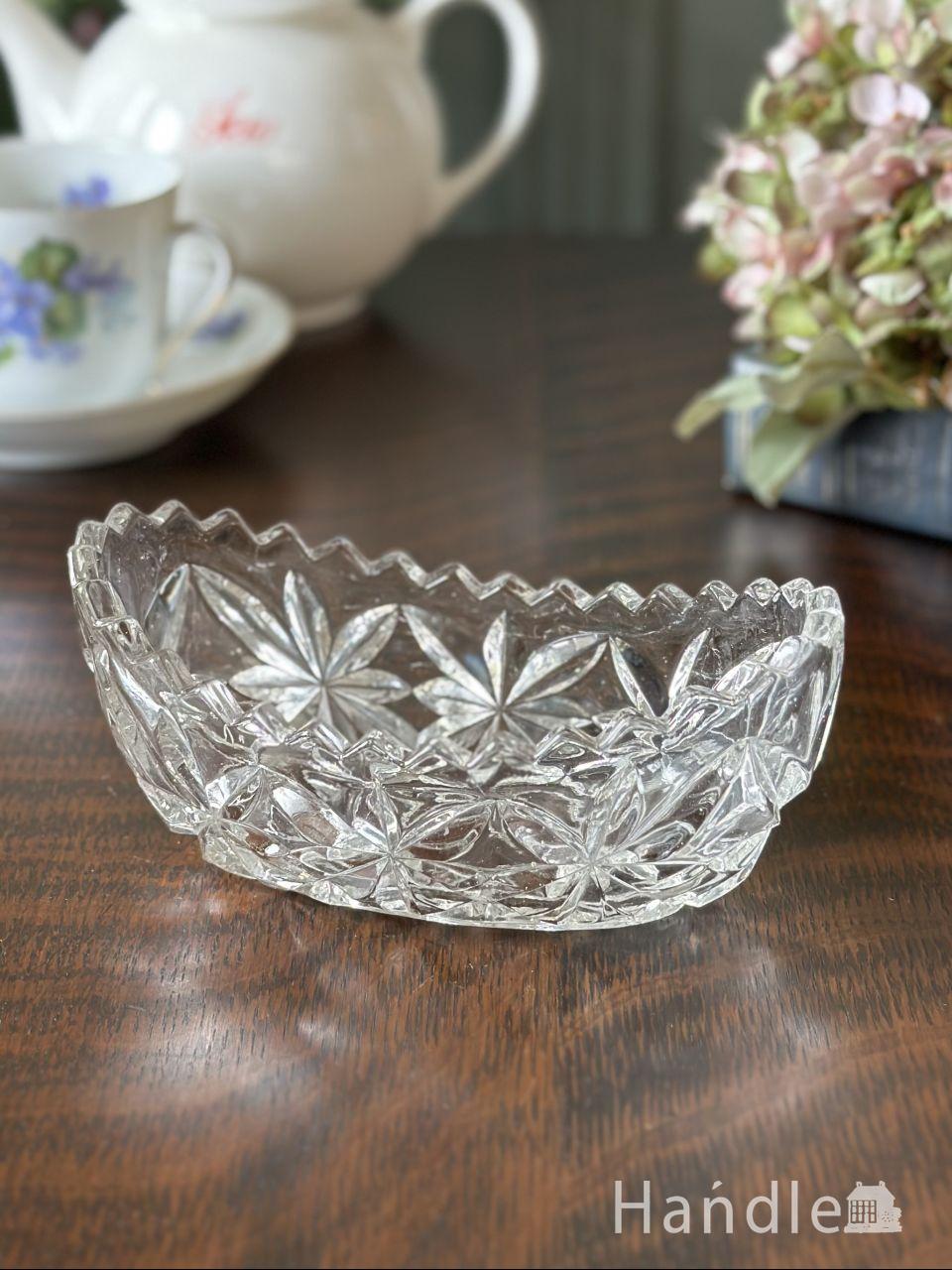 英国アンティークのガラス食器、オーバル型の丸い形が可愛い美しいボウル