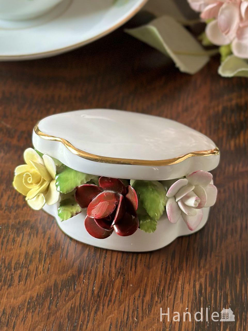 白いボックスに入ったボーンチャイナの卓上花、ロイヤルドルトンのアンティーク陶花 (h-1358-z)