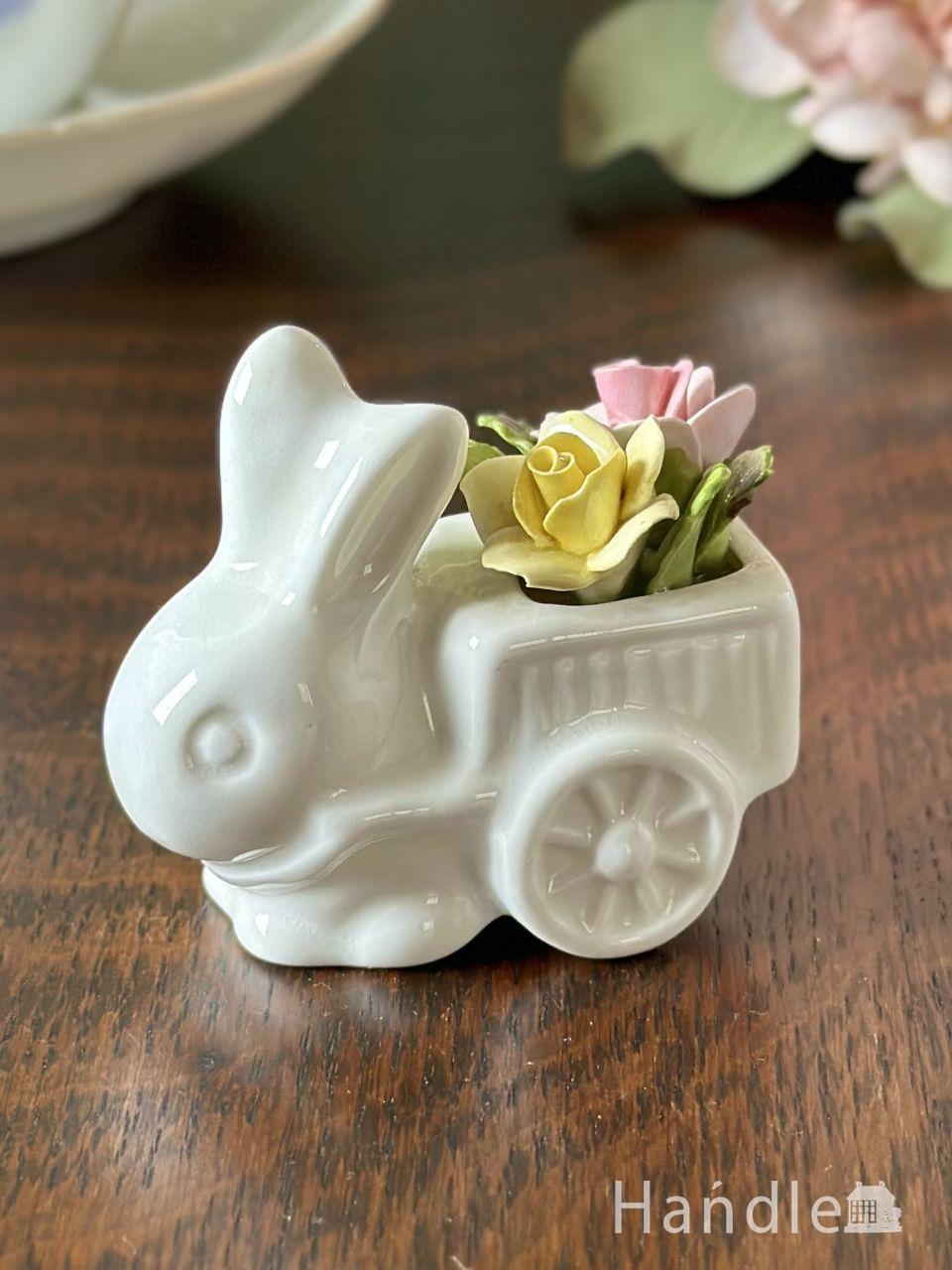 ウサギちゃんが花かごを運ぶ姿が可愛い、英国コールポートのアンティーク陶花