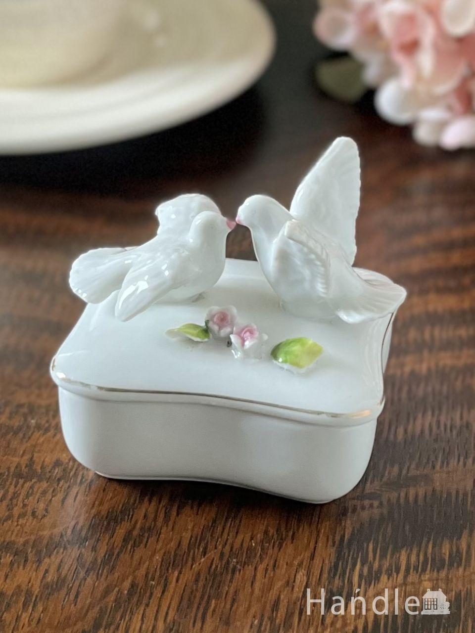 白い2羽のハトが幸せを運んでくれるブライダルボックス、アンティーク陶磁器のトリンケットボックス (h-1392-z)