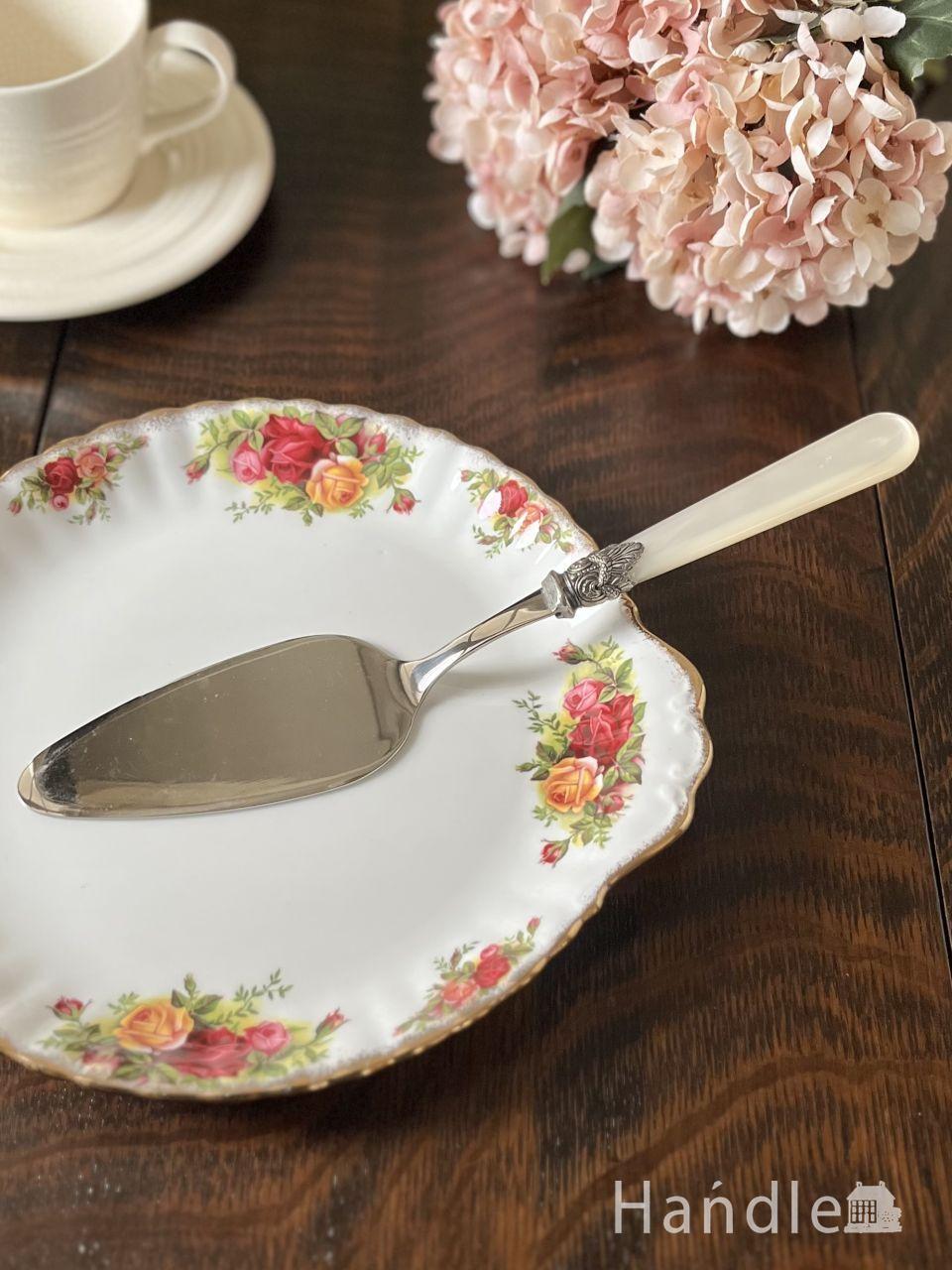 マザーオブパールの持ち手に惚れたカトラリー、英国で出会ったアンティークのケーキサーバー (k-6090-z)