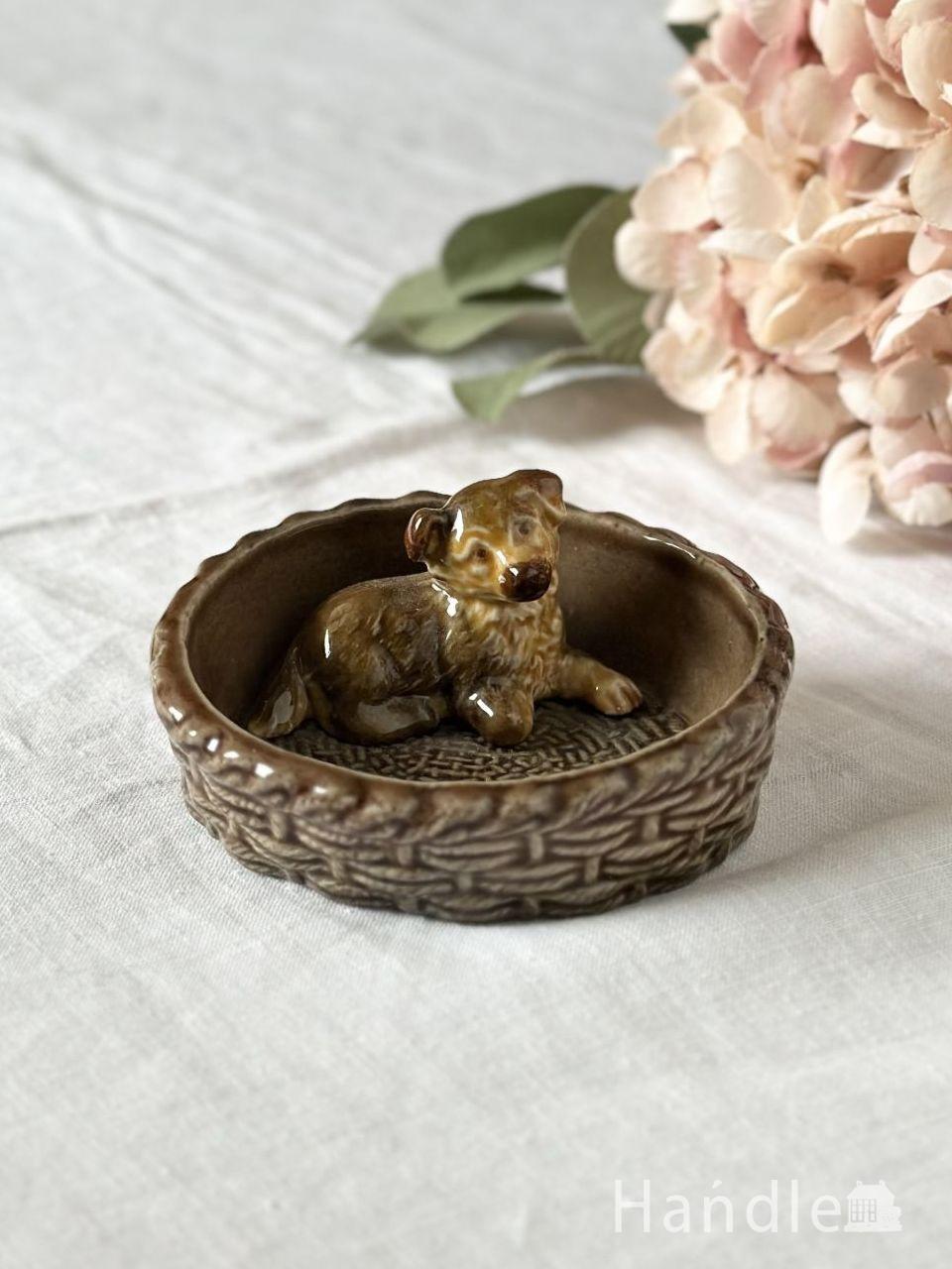 カゴに入った可愛いワンちゃんの置物、イギリスから届いたWADE社のフィギュリン