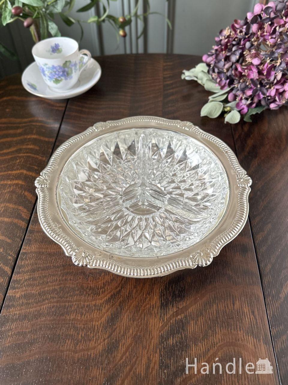 仕切りが付いたアンティークガラスのお皿、シルバープレート付きのプレスドグラス