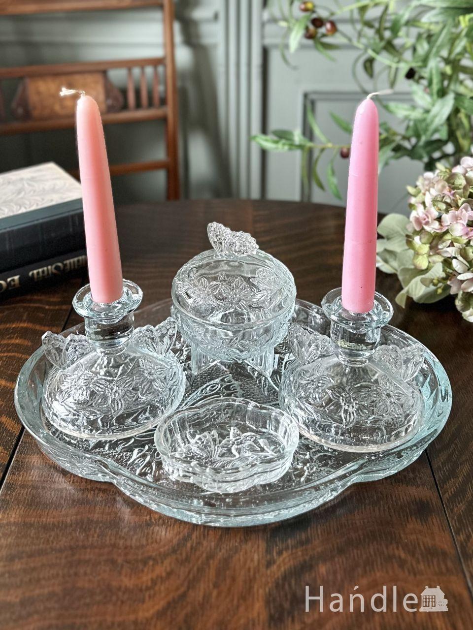 蝶々のモチーフが華やかなアンティークガラス、プレスドグラスのドレッシング4点セット