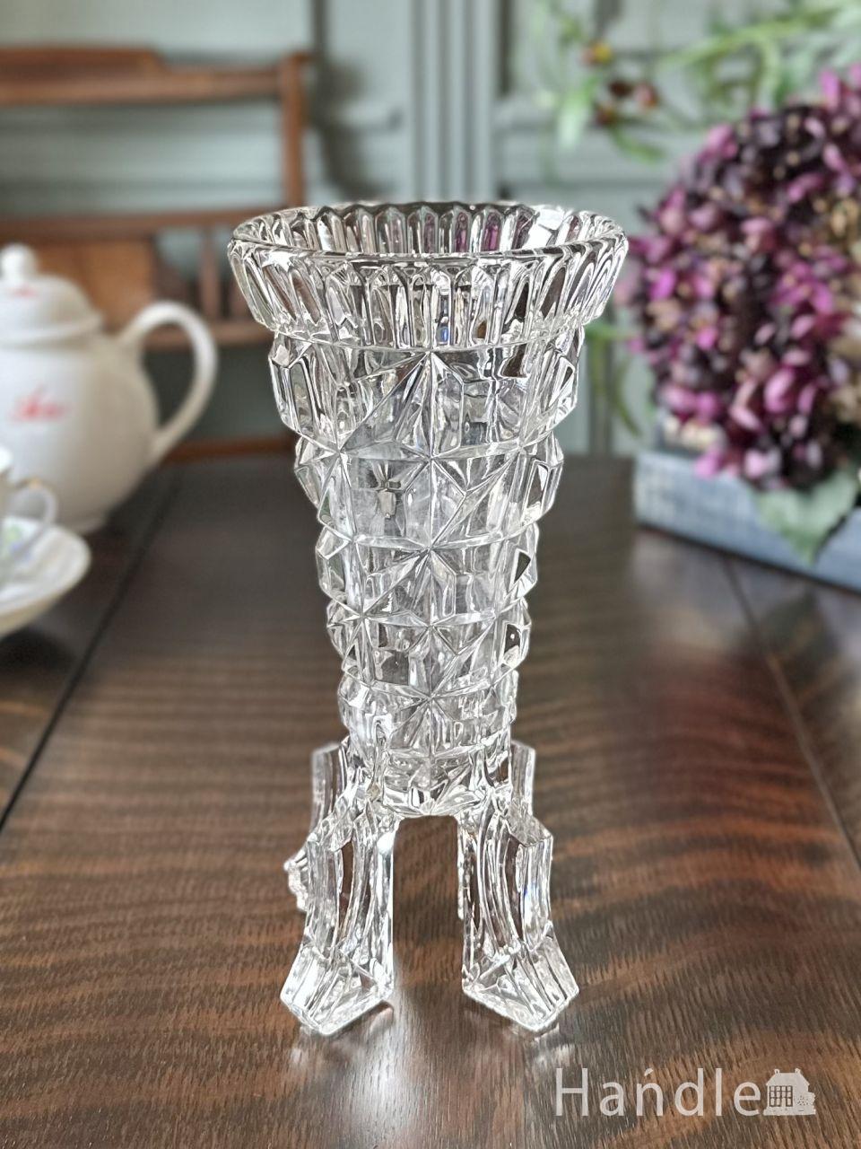 スクエア型の型押し模様がキラキラ輝く、英国アンティークガラスの足つき花びん