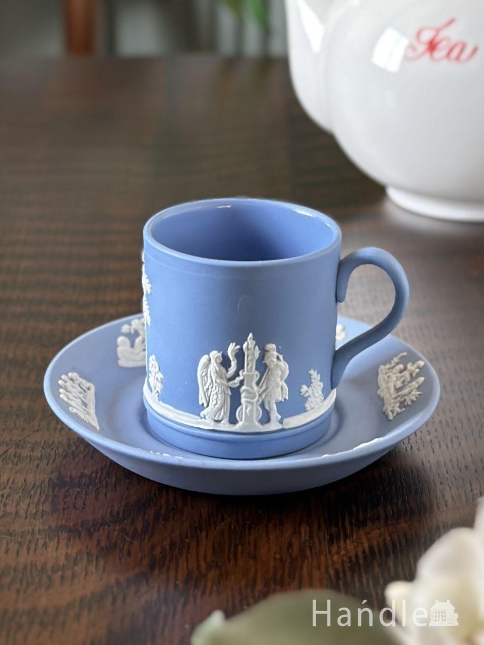 天使のレリーフが浮かび上がるジャスパーウェア、 Wedgwoodのアンティークデミカップ＆ソーサー
