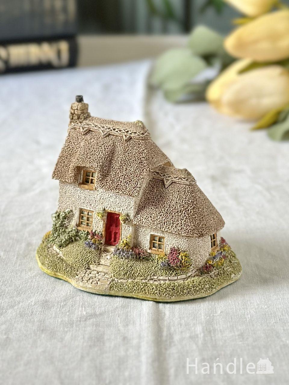 真っ赤なドアが可愛い英国のミニチュアハウス、コレクターズクラブの会員向けのリリパットレーン