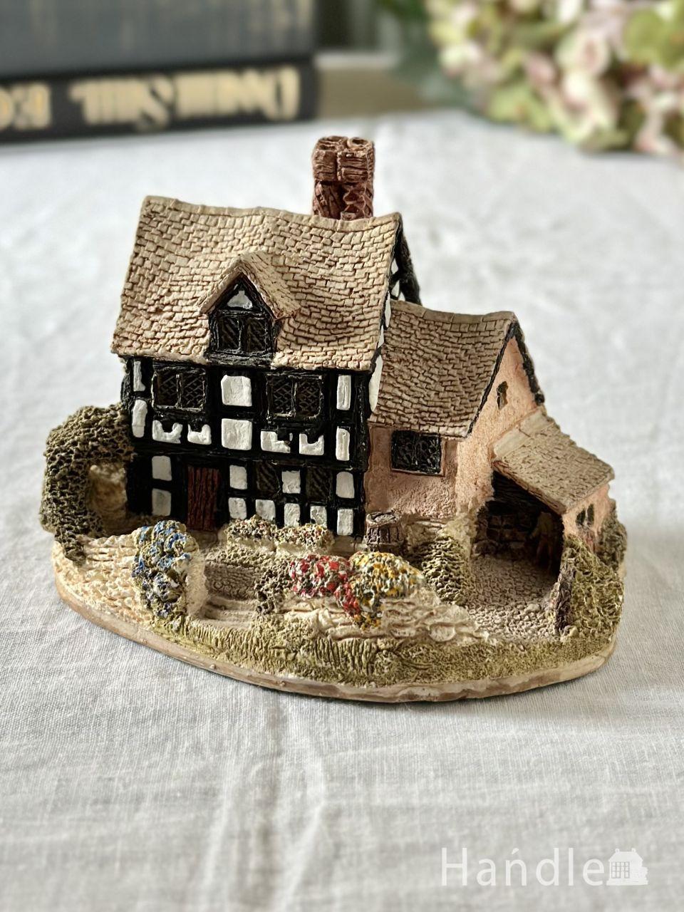 馬具職人のお宿をモチーフにしたLilliput Lane、チューダー様式の可愛いリリパットレーンの宿