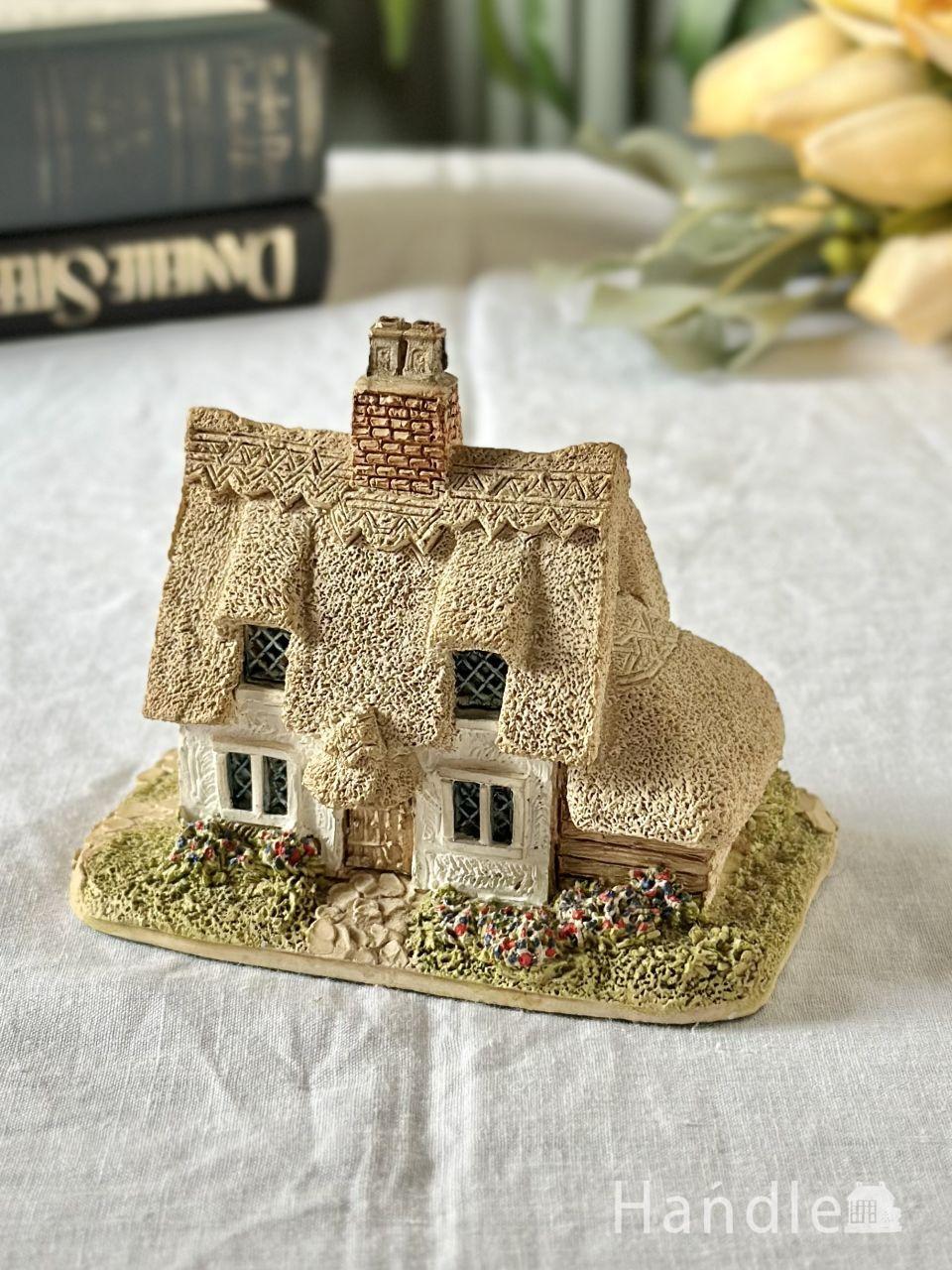 茅葺屋根と漆喰の壁が可愛いミニチュアハウス、アンティークのLilliput Lane（リリパットレーン）