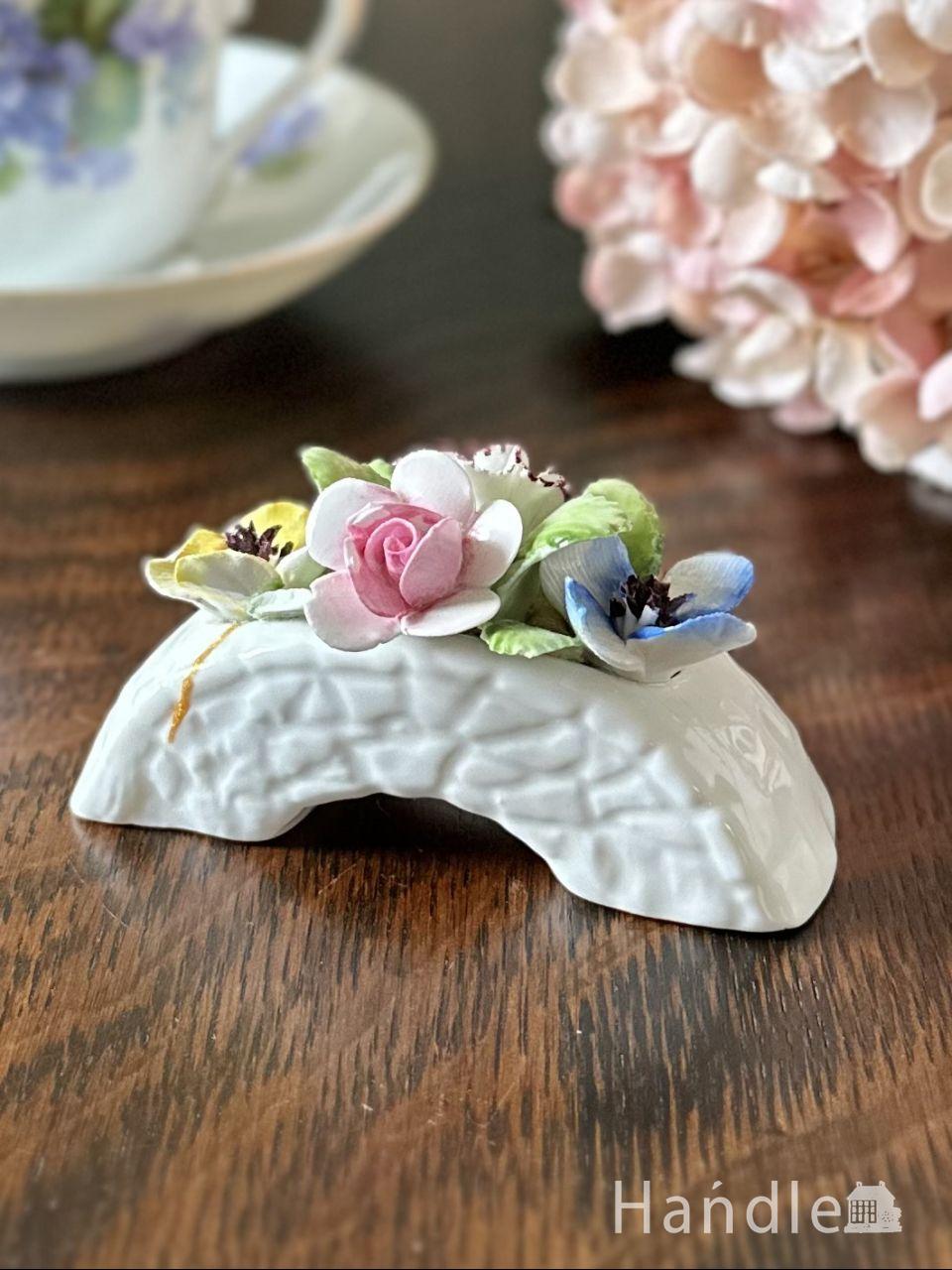 橋の上に咲くボーンチャイナのお花、ロイヤルドルトンのアンティーク陶花