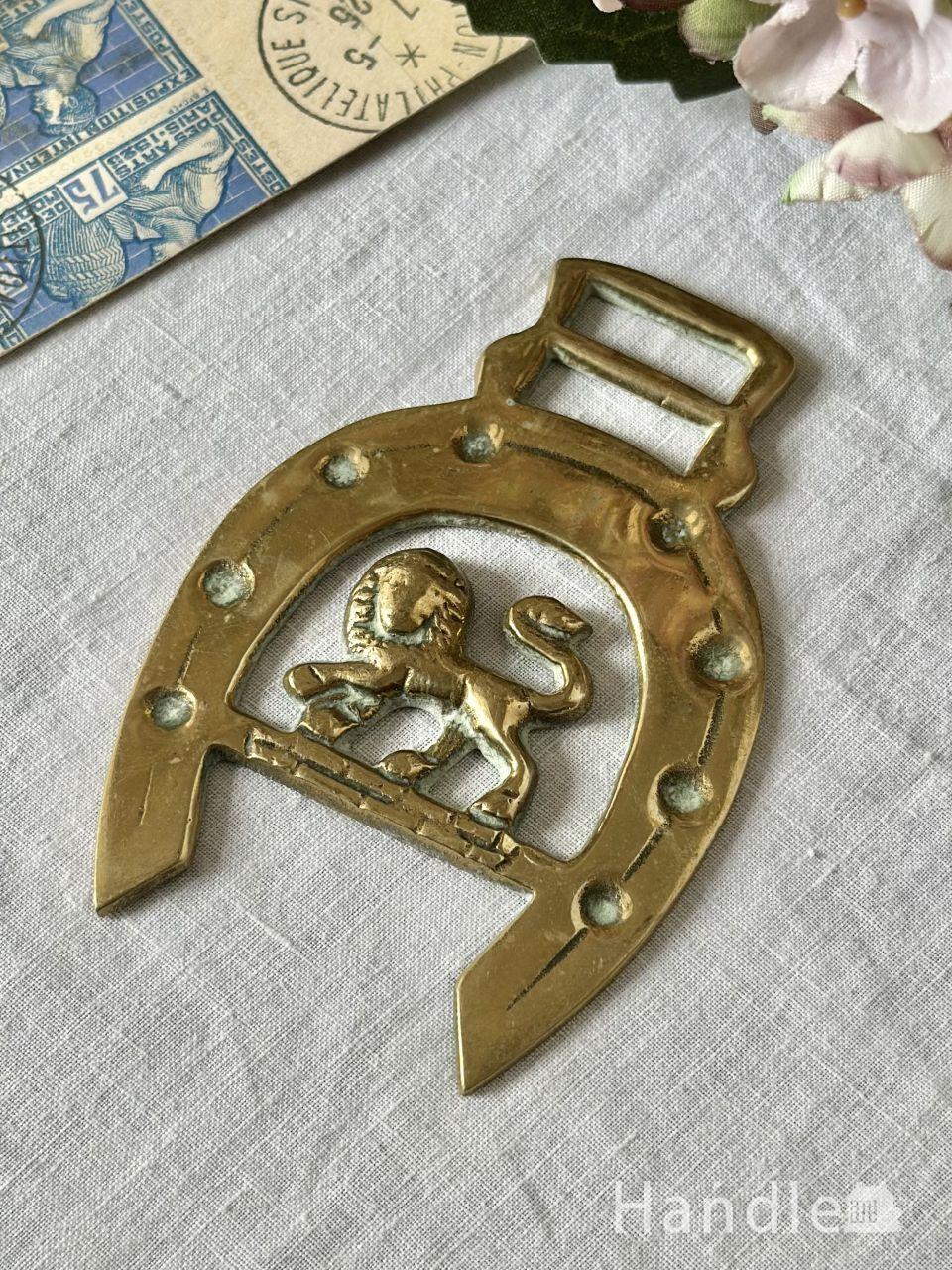イギリスから届いた真鍮製の馬具飾り、獅子モチーフのアンティークホースブラス (h-1410-z)