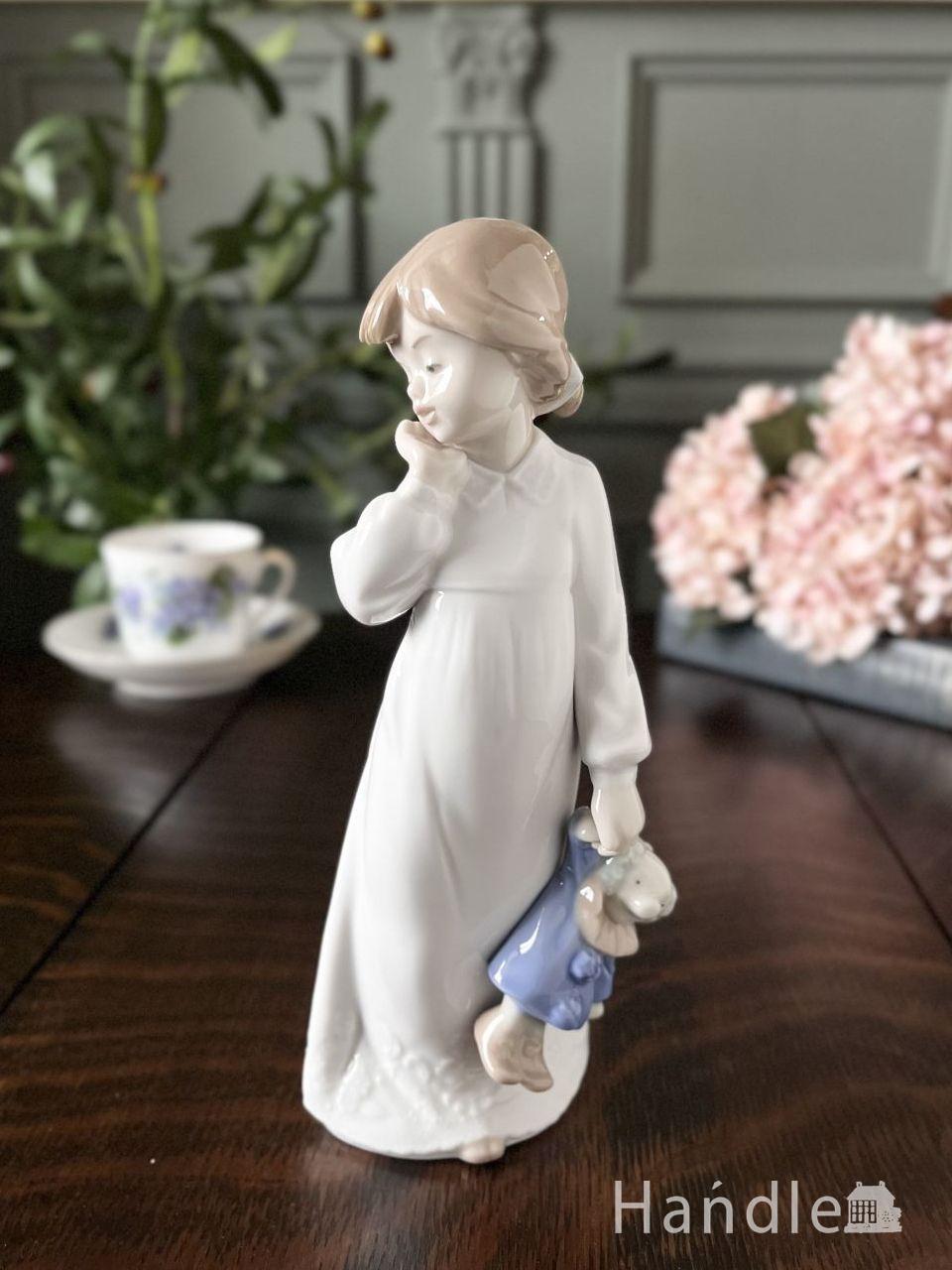 イギリスで見つけたリヤドロ社のビンテージフィギュリン、NAOのピエロ人形を抱く少女のフィギュリン