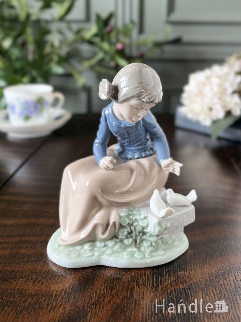 小鳥とおしゃべりしている女の子が可愛い、英国リヤドロ社のビンテージフィギュリン
