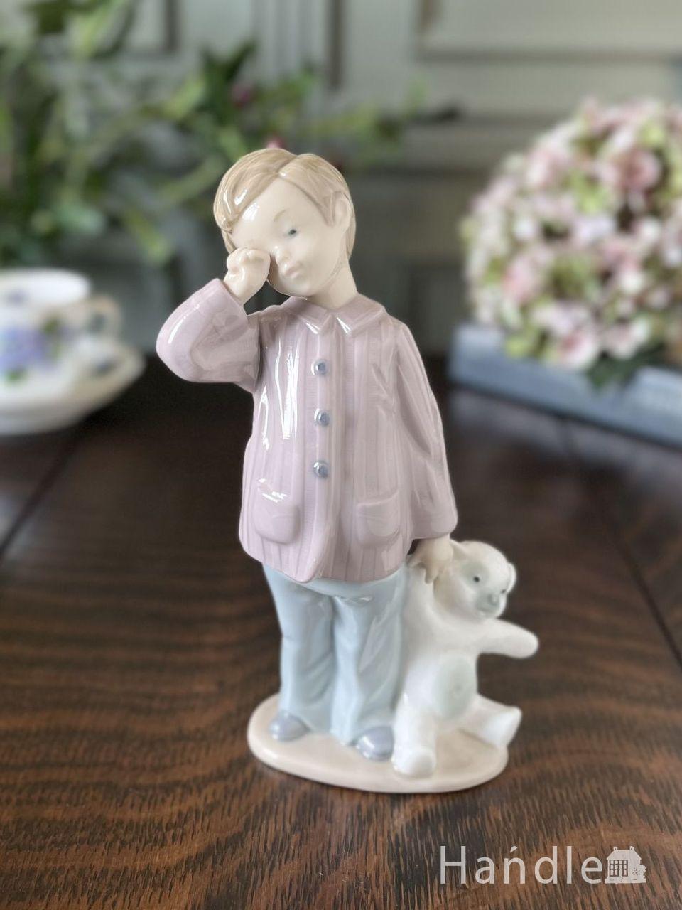 眠い目をこすっている姿がとっても可愛い、リヤドロ社のNAOの男の子のフィギュリン (h-1304-z)