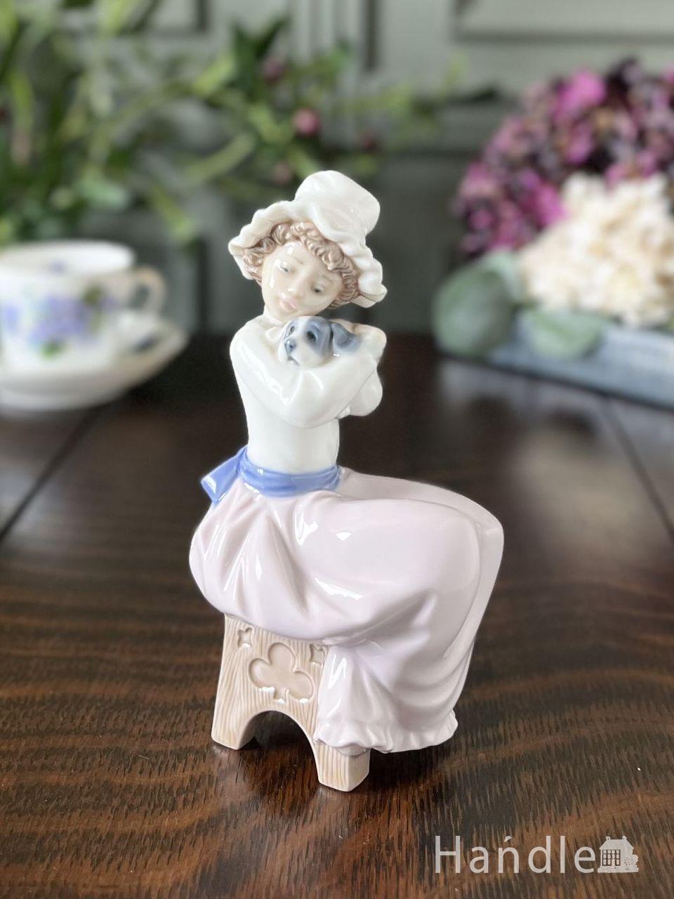 イギリスで見つけたリヤドロ社のビンテージフィギュリン、椅子に座って子犬を抱いた少女のフィギュリン
