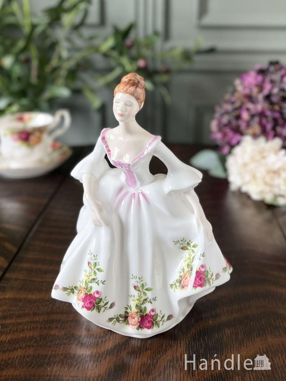オールドカントリーローズのドレスが美しいPeggy Davies、ロイヤルドルトン社のアンティークフィギュリン