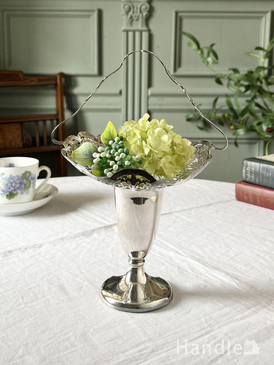 透かし彫りが美しいシルバープレートの贅沢な花器、英国ビクトリア朝のアンティーク「イパーン」