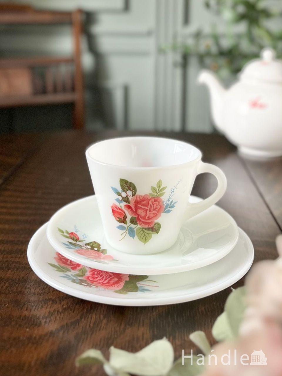 英国パイレックスのカップ＆ソーサートリオ、 James A.Jobling社のCottage Rose