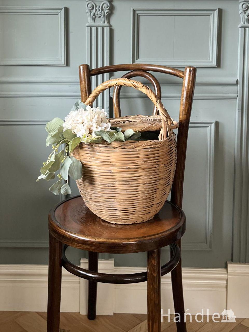 コロンとした丸いフォルムが可愛い手編みのカゴ、英国アンティークのソーイングバスケット