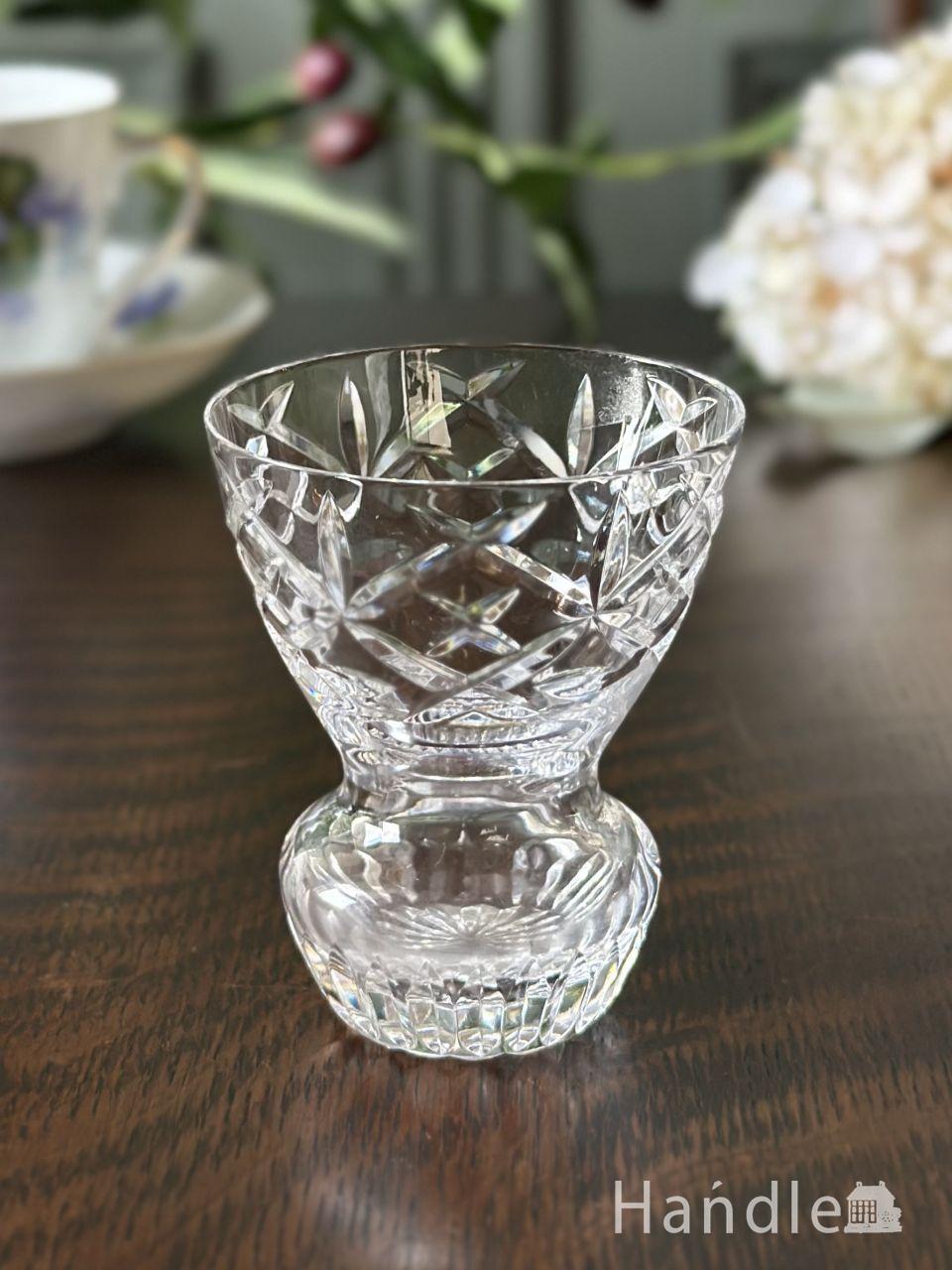 型押し模様がキラキラ輝く小さな花びん、英国アンティークガラスのフラワーベース