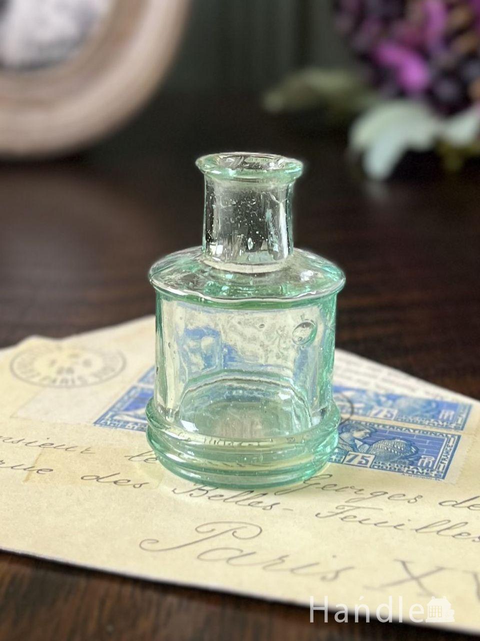 気泡がたっぷり入ったアンティークのボトル、イギリスから届いた丸底のインクビン (m-9909-z)