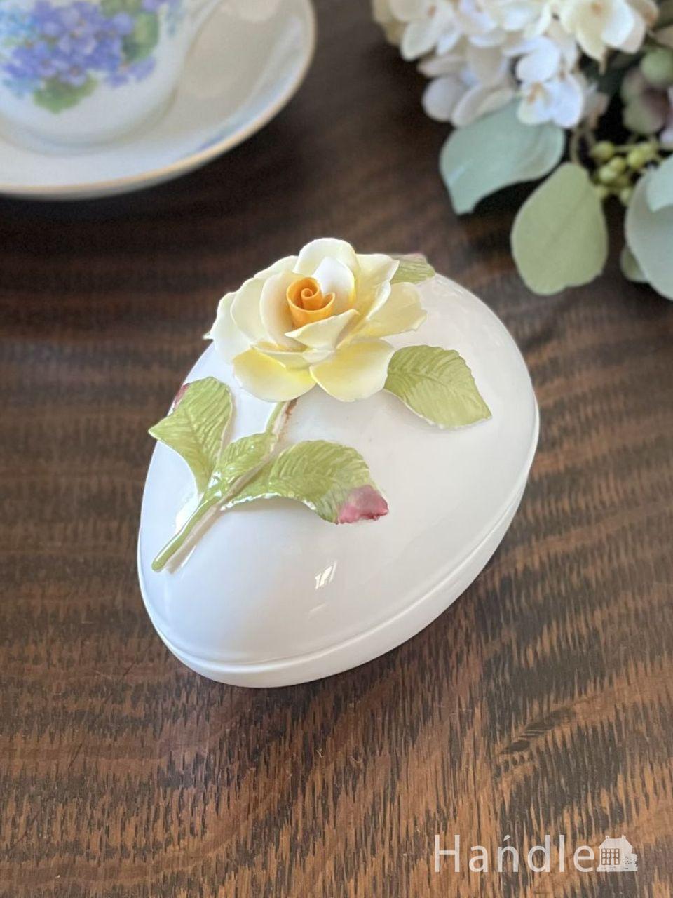 陶花がデザインされたタマゴの形の陶磁器、エインズレイのトリンケットボックス