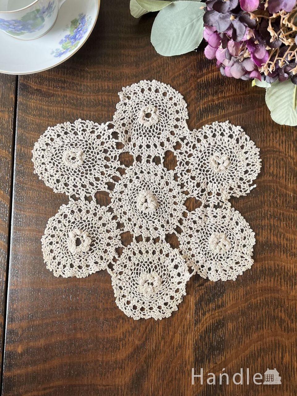 7つのお花が連なったデザインのドイリー、フランスから届いたアンティークのマット