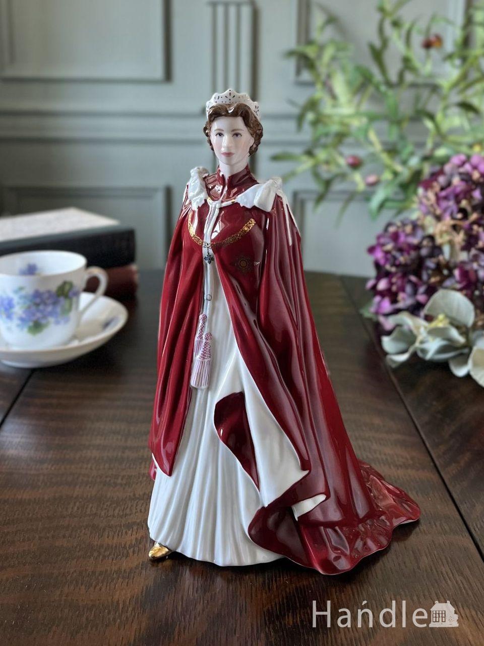ROYAL WORCESTERのコロネーションフィギュリン、真っ赤なローブを羽織ったエリザベス女王 (m-10411-z)