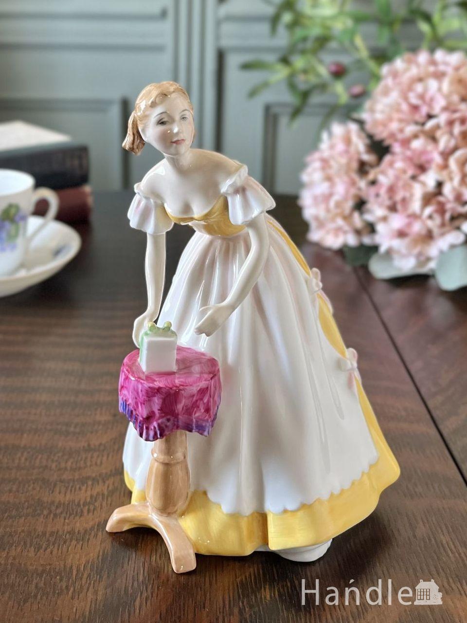 ロイヤルドルトンのプリティレディ、イギリスから届いた陶磁器のお人形「HAPPY BIRTHDAY」