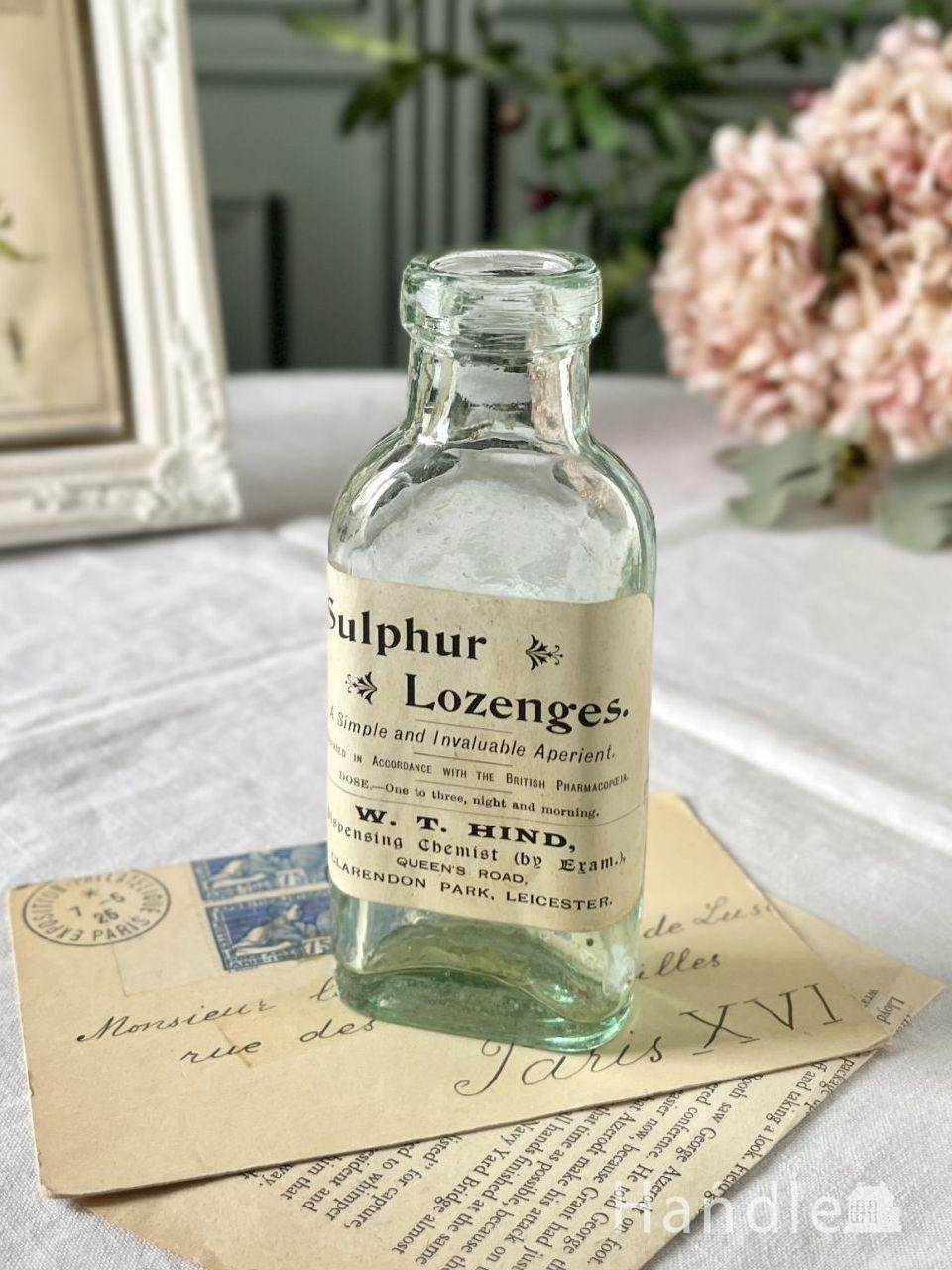 イギリスから届いたアンティークガラスのボトル、「Sulphur Lozenges」の紙ラベルが付いた薬ビン