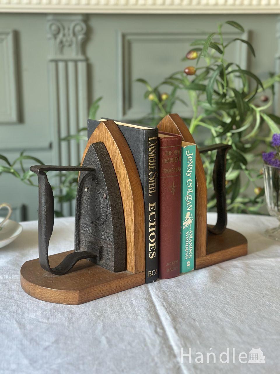 アンティークのアイロンを使ったブックスタンド、英国アンティークのおしゃれな本立てセット