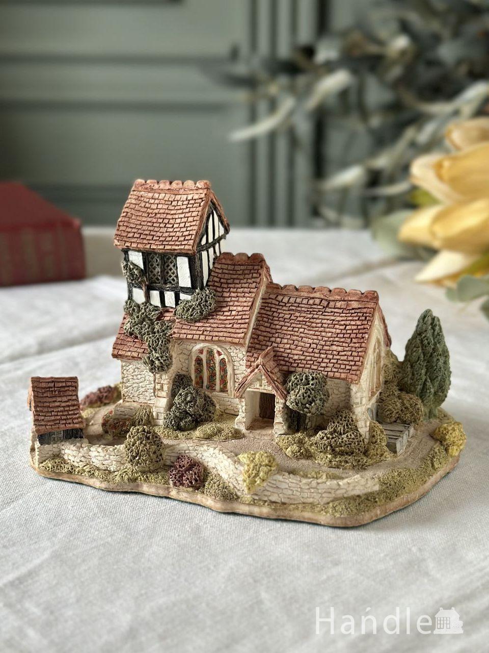 英国のLilliput Lane（リリパットレーン）、ゴシックリバイバル様式のミニチュア教会