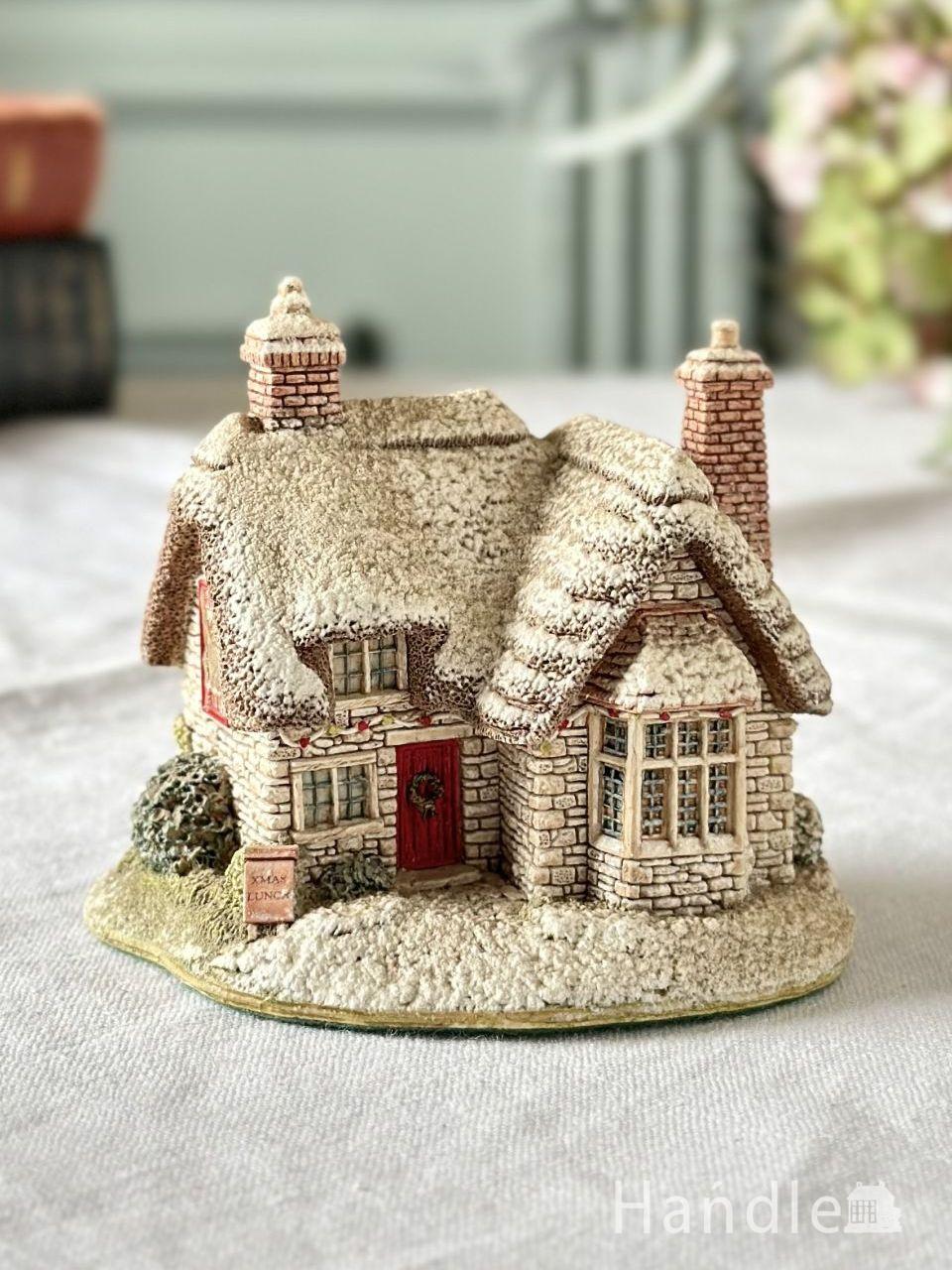 クリスマス限定仕様の可愛いLilliput Lane（リリパットレーン）、赤いドアにリースがついたミニチュアハウス