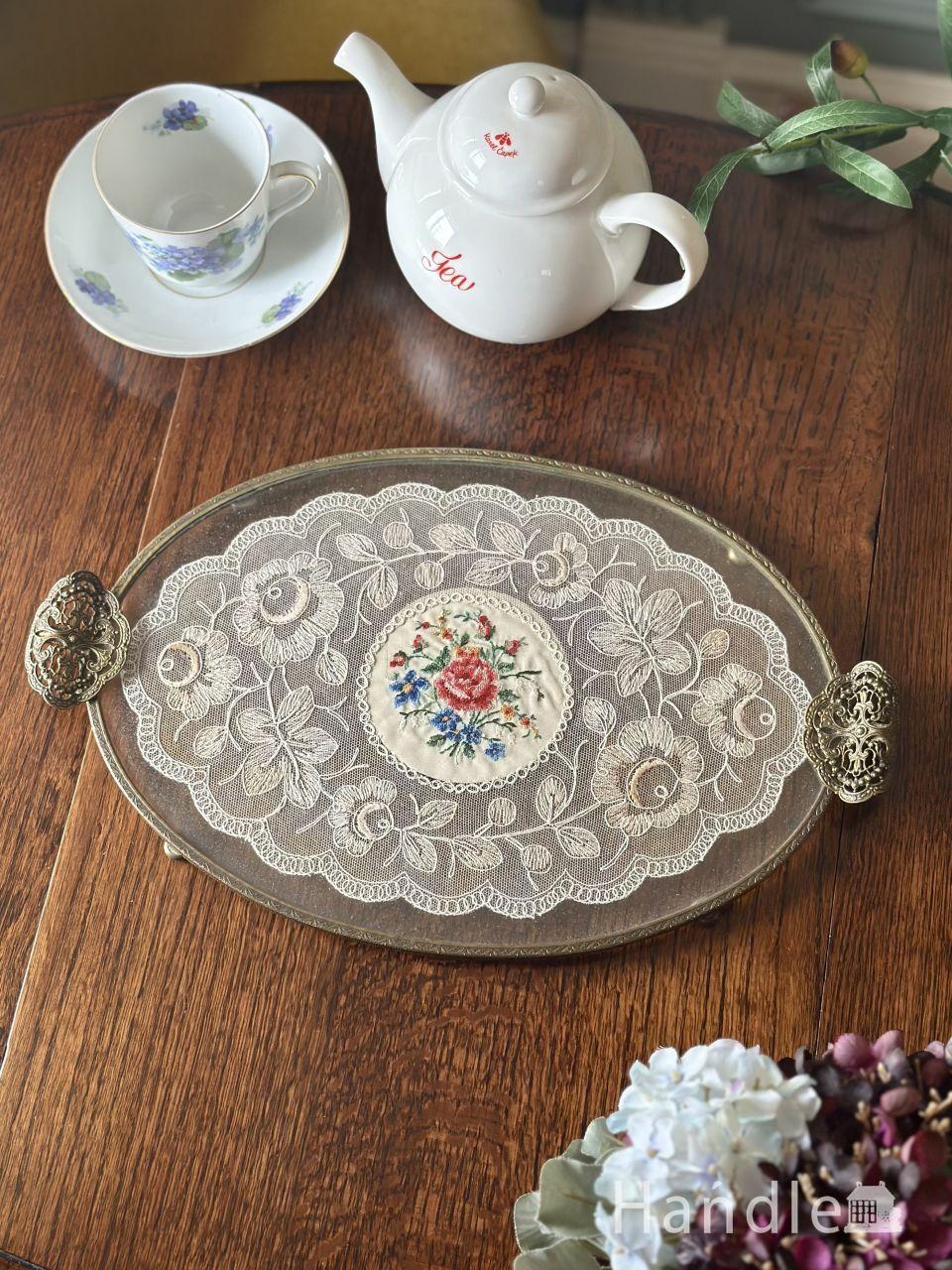 フランスから届いたアンティークのトレイ、プチポワンの刺繍が美しい真鍮のドレッシングトレイ